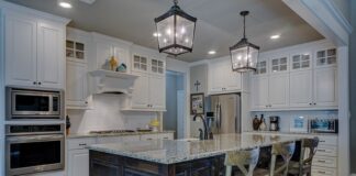 Co między blatem a szafkami w kuchni?