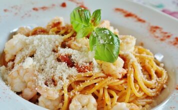 Dlaczego krewetki podaje się z ogonkami?