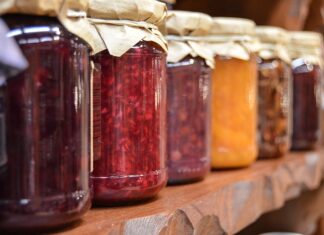 Jak wykorzystać puste butelki po perfumach?